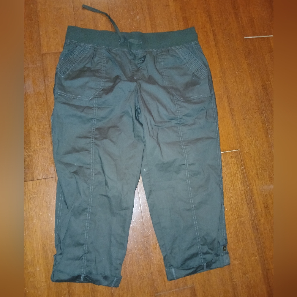 STAR STYLE WOMENS CAPRI PANTS NWOT.
